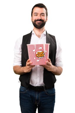 Serin adam yeme popcorns izole beyaz zemin üzerine