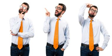 Komik adam gözlüklü düşünme kümesi