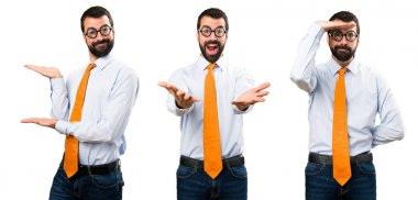 Komik adam gözlüklü bir şey sunmak kümesi