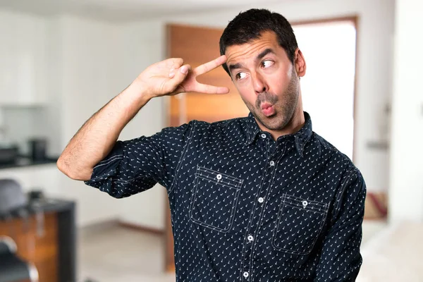 Morena homem dançando dentro de casa — Fotografia de Stock