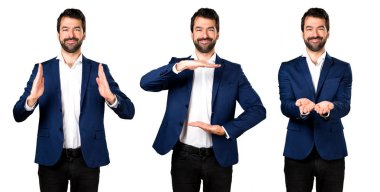 Yakışıklı adam bir şey tutan