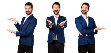 Yakışıklı adam bir şey sunmak