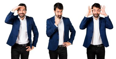 yakışıklı bir adam bir şey gösteriliyor