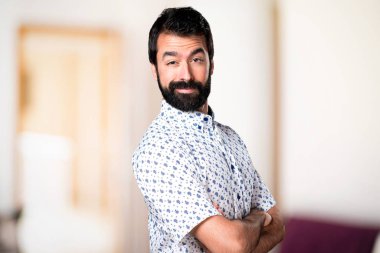 Kendisiyle gurur sakallı yakışıklı esmer adam