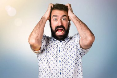 Sakallı sinirli esmer yakışıklı