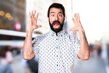 Sakallı sinirli esmer yakışıklı