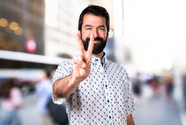 İki sayım sakallı yakışıklı esmer adam