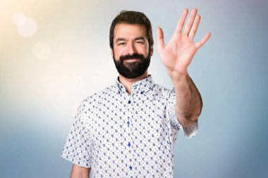 Sakal selamlayan ile esmer yakışıklı