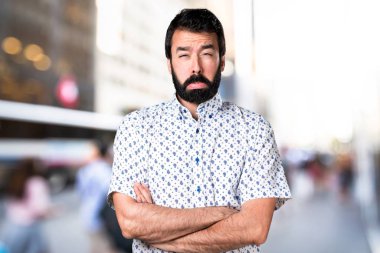 Üzgün yakışıklı esmer adam sakallı