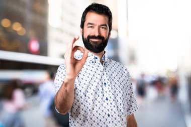 Ok işareti yapma sakallı yakışıklı esmer adam