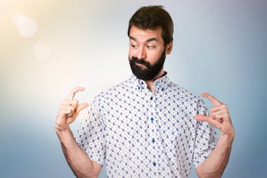 Küçük işareti yapma sakallı yakışıklı esmer adam