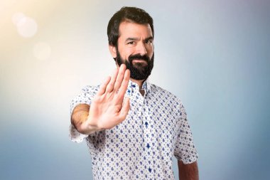 Dur işareti yapma sakallı yakışıklı esmer adam