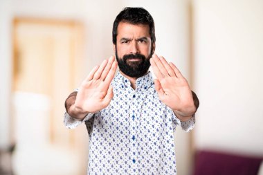 Dur işareti yapma sakallı yakışıklı esmer adam