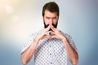 Sakal düşünce ile esmer yakışıklı