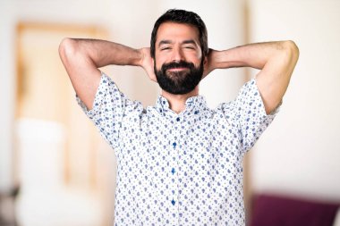 Kendisiyle gurur sakallı yakışıklı esmer adam