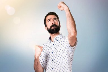 Sakallı şanslı esmer yakışıklı