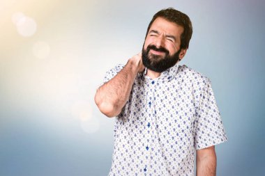 Boyun ağrısı ile sakallı yakışıklı esmer adam