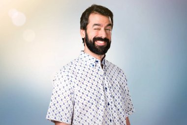 Sakal göz kırpıyor ile esmer yakışıklı