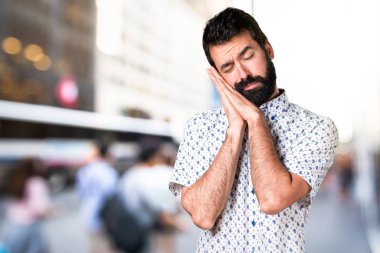 Uyku jest yapma sakallı yakışıklı esmer adam