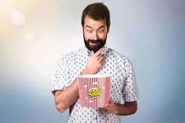 Popcorns yeme sakallı yakışıklı esmer adam