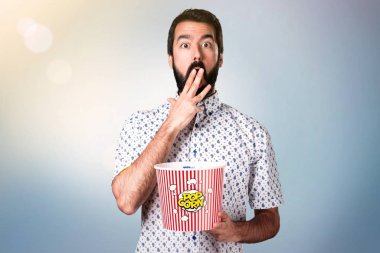 Popcorns yeme sakallı yakışıklı esmer adam