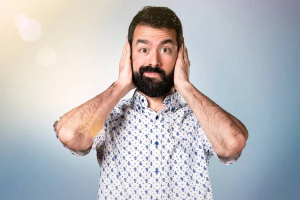 Bonito morena homem com barba cobrindo seus ouvidos — Fotografia de Stock