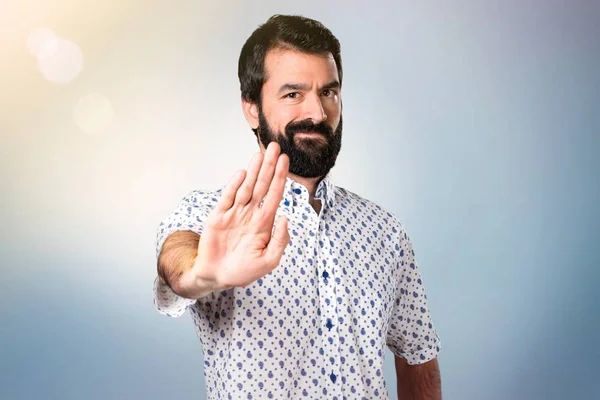 Dur işareti yapma sakallı yakışıklı esmer adam — Stok fotoğraf