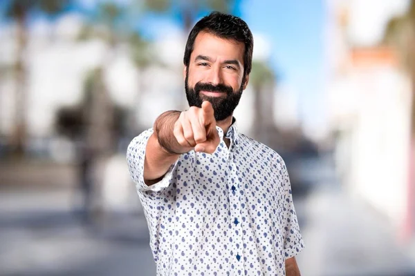 Öne doğru işaret eden sakallı yakışıklı esmer adam — Stok fotoğraf