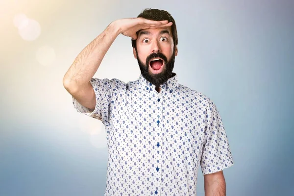 Bonito morena homem com barba mostrando algo — Fotografia de Stock