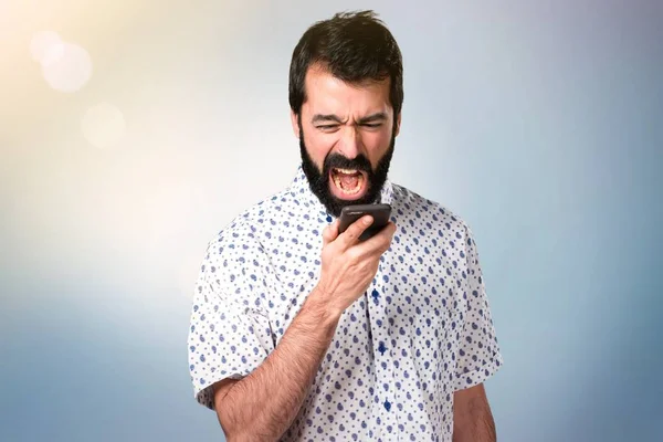 Bonito morena homem com barba falando com celular — Fotografia de Stock
