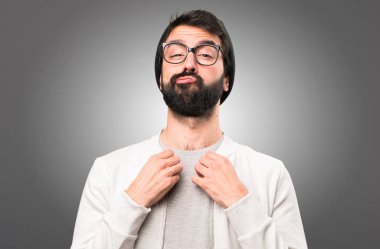 Hipster adam gri arka plan üzerinde kendisiyle gurur