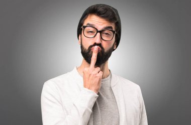 Hipster adam yapma boynuz jest gri arka plan üzerinde