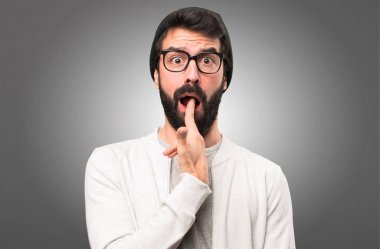 Hipster adam yapma intihar jest gri arka plan üzerinde