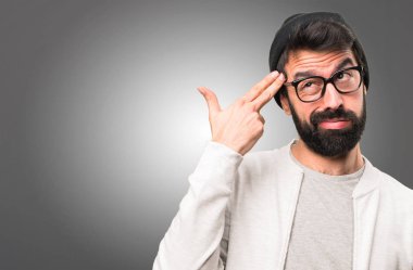 Hipster adam yapma intihar jest gri arka plan üzerinde