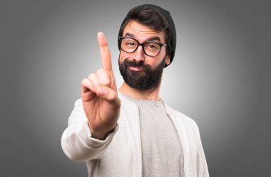 Bir gri arka plan üzerinde sayma hipster adam
