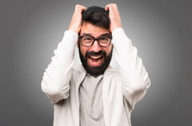 Hayal kırıklığına uğramış hipster adam gri arka plan üzerinde