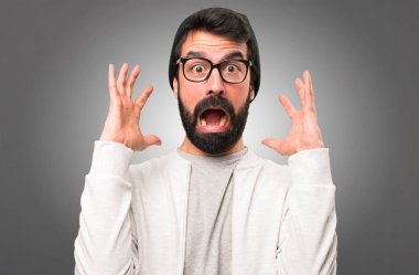 Hayal kırıklığına uğramış hipster adam gri arka plan üzerinde