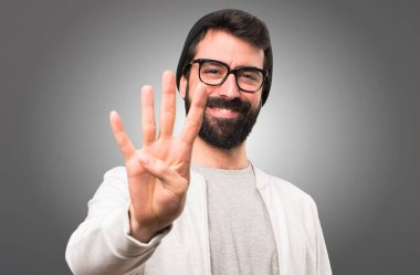 Hipster adam dört gri arka plan üzerinde sayma