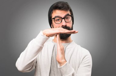 Hipster adam yapma zaman aşımı jest gri arka plan üzerinde