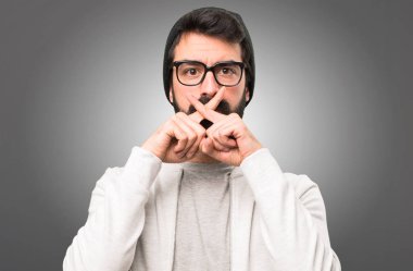 Hipster adam yapma sessizlik jest gri arka plan üzerinde