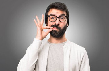 Hipster adam yapma sessizlik jest gri arka plan üzerinde