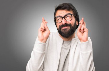 Hipster adam parmaklarıyla gri arka plan üzerinde geçiş