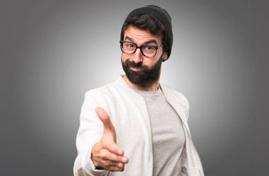 Yorgun hipster adam gri arka plan üzerinde