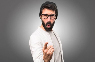 Gri arka plan üzerine bağırarak hipster adam