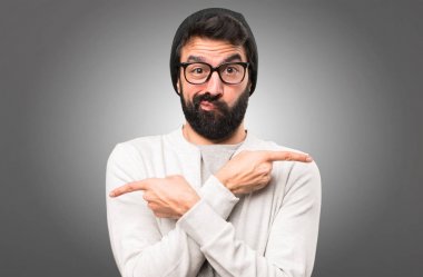 Şüpheleri üzerinde gri backg laterallerin işaret eden hipster adam