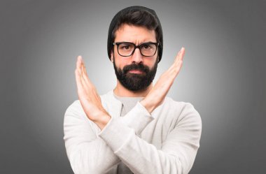 Hipster adam gri arka plan üzerinde hiçbir hareketi yapma