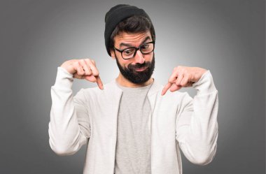Gri arka plan üzerinde aşağıyı hipster adam