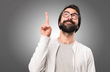 Gri arka plan üzerinde yukarıyı hipster adam