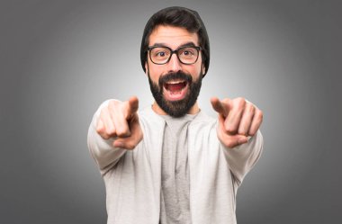 Hipster adam gri arka plan üzerine açık için işaret