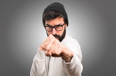 Hipster adam gri arka plan üzerinde mücadele